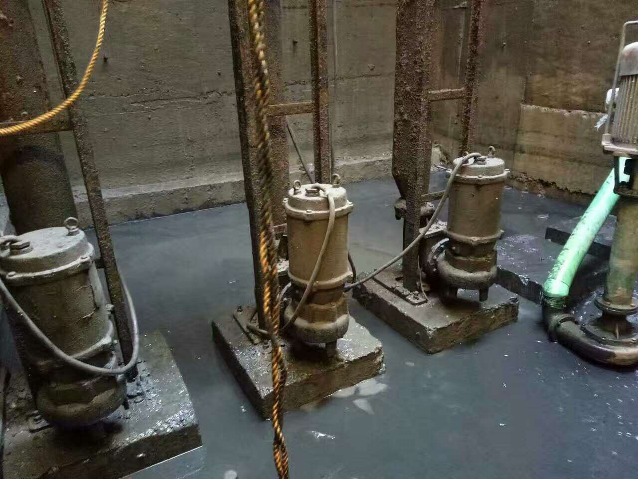 加乐镇污水池清理